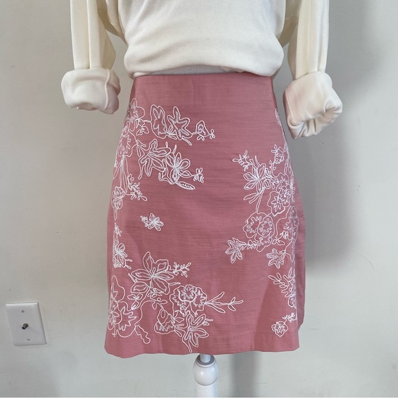 LOFT Dresses & Skirts - Ann Taylor LOFT Pink Embroidered Floral Shift Skirt Size 4